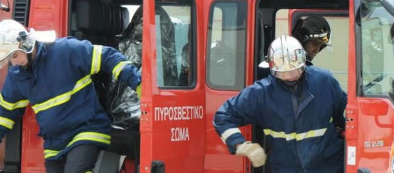 Πειραιάς: Φωτιά σε κτίριο - Ισχυρές δυνάμεις της Πυροσβεστικής